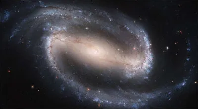 Les étoiles naissent souvent [...], soit plusieurs [...] à plusieurs [...] d'individus qui se forment en un temps très bref. (Complétez les trous blancs !)