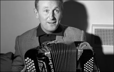 Lequel de ces chanteurs a écrit une chanson pour Bourvil ?