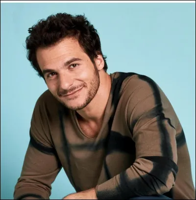 Tu dois sûrement le reconnaître.
Sais-tu qui il est ?