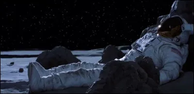 "Fly me to the moon
Let me play among the stars
Let me know what spring is like
On Jupiter and Mars..."
À la fin de quel film entend-on cette chanson et voit-on cette image ?