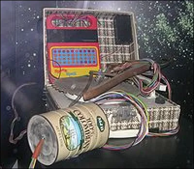 Coordonnées de la planète : QB-Elliott-1982
Voici le téléphone d'un extraterrestre botaniste qui s'était égaré sur Terre. Grâce à cet objet et à un petit garçon, il a pu retrouver ses congénères.
Le téléphone appartient à l'un des trois extraterrestres ci-dessous. Lequel ?