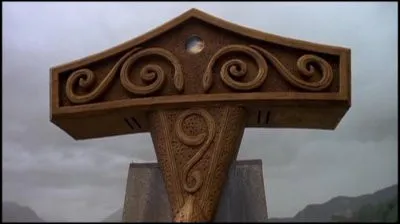 Coordonnées de la planète : QB-Orilla 1
Voici le marteau de Thor, un chef Asgard, qui le laissa sur Terre pour symboliser le peuple Viking. Les Asgard sont un peuple pacifique résidant dans la galaxie d'Othala, sur la planète Orilla. Ils vécurent sur Terre, il y a bien longtemps, laissant ainsi leurs empreintes sur les peuples scandinaves.
Lequel de ces trois extraterrestres se trouve être Thor ?