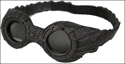 Coordonnées de la planète : QB-Furya-2000
Ces lunettes appartiennent à Riddick, un guerrier furien de la planète Furya. Elles ont été retrouvées à bord d'un cargo martien. Nous n'avons que trois photos pour retrouver ce Riddick. À moins que vous le connaissiez, ce qui arrangerait nos affaires. À vous de choisir !