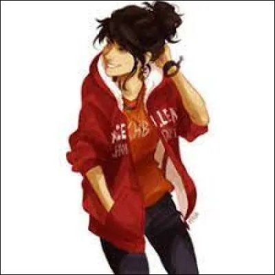 Dans" Le voleur de foudre", que fait Clarisse quand elle voit Percy ?