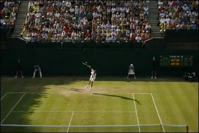 Quels joueurs furent opposés lors du match de tennis joué à Wimbledon qui fut le plus long de l'histoire du tennis, et a duré plus de trois jours, en 2010 ?