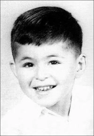 Complétez : 
"Je naurai jamais mon nom dans les"