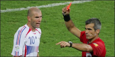 Pour quelle raison Zinédine Zidane a reçu un carton rouge lors du match contre l'Italie ?
