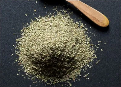 Quelle est cette épice âpre et sucrée à l'arôme boisé, utilisée dans les farces, les viandes hachées, les volailles, les soupes, et les salades ?