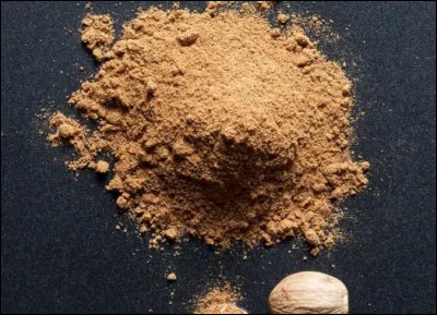 Quelle est cette épice au parfum citronné qui confère à tous les plats une saveur délicieuse, utilisée dans la purée, les gratins, la béchamel, les compotes, les confitures, le riz, le vin chaud, le punch et le café ?