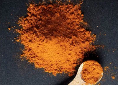 Quelle est cette épice écarlate à l'arôme piquant-brûlant, à odeur de caramel, utilisée dans les viandes blanches et en association avec le piment, l'ail, l'oignon le persil est les zestes de citron et d'orange ?