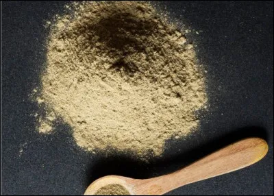 Quelle est cette épice au parfum résineux et amer avec des notes d'eucalyptus, utilisée dans les omelettes, les marinades, la volaille, la viande hachée, les soupes et les légumes ?
