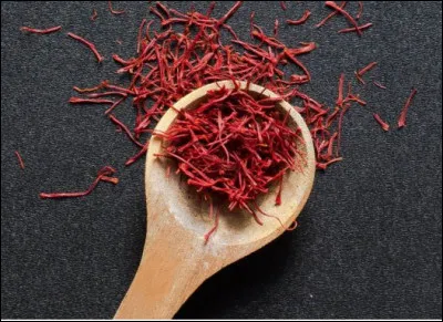 Quelle est cette épice très chère, appelée l'or rouge, son parfum est unique avec une note de miel, utilisée pour le riz, la paella, la bouillabaisse, la volaille, le saumon, les viandes, les légumes, les fruits de mer, les soupes et les pâtisseries ?