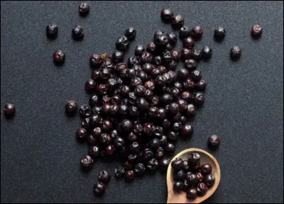 Quelle est cette épice, la seule provenant d'un conifère, une baie très aromatique qui accompagne la choucroute, le gibier et les viandes marinés ?