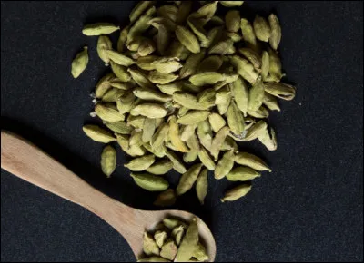 Quelle est cette épice, la plus chère et la plus répandue au monde, utilisé en cuisine et en médecine, appelée "Reine des épices" ?