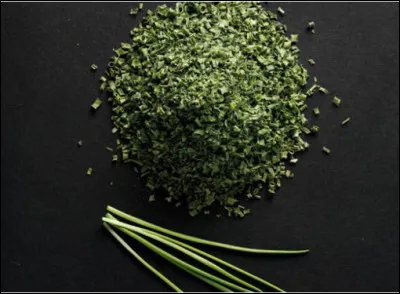 Quelle est cette épice, membre de la famille des oignons qui s'accorde bien avec les salades, les saucisses, les pommes de terre et les pâtes ?