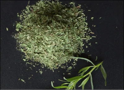 Quelle est cette épice âpre utilisée fraîche, séchée, hachée ou moulue dans les soupes, le poisson, la moutarde, les cornichons et certains desserts ?