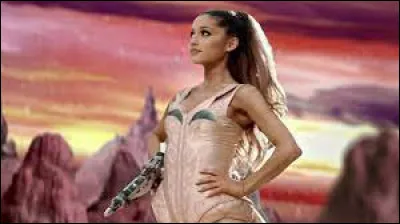 Qui est cette chanteuse qu'on peut voir dans son clip "Break Free" se transformer en super-héroïne galactique combattant des aliens esclavagistes dans l'espace ?