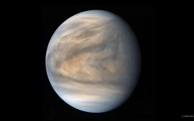 Quelle caractéristique de Vénus explique à la fois la difficulté d'observation au télescope et le mystère qui a pu entretenir l'idée d'une possible vie sur la planète ?