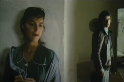 Où est née Sirima Wiratunga, la chanteuse qui chante en duo, le titre « Là-bas », avec J.J. Goldman ?