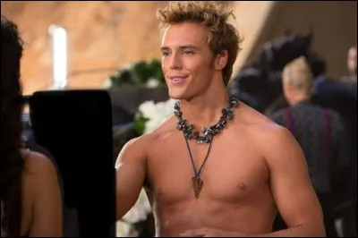 Que propose Finnick &agrave; Katniss avant la parade dans le 2 ?