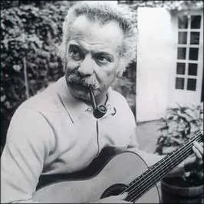 Quel mobilier urbain, autrefois appel&eacute; ex&egrave;dre, est reli&eacute; par Georges Brassens aux amoureux ?