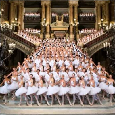 Quel danseur, devenu &eacute;toile du Ballet de l�Op&eacute;ra national de Paris en 2017, a co&eacute;crit le livre "Danser" en 2021 ?