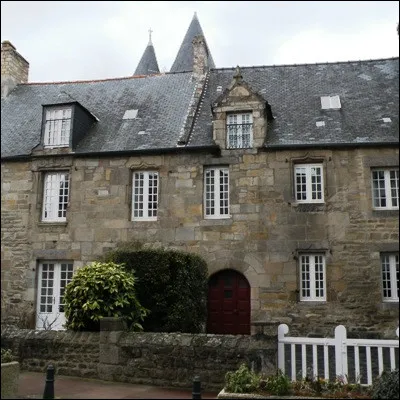 Quelle ville bretonne, qui abrite la maison du Prince Noir, accueille chaque ann&eacute;e un festival du film britannique ?