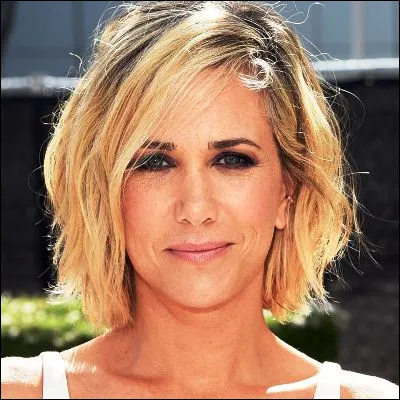 Quelle fonction honorifique Kristen Wiig accomplie-t-elle pour Maya Rudolph dans le film "Mes meilleures amies" ?
