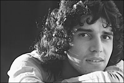 Lui règne (enfin, si l'on veut !) sur la chanson française depuis des décennies : alors, faites-lui un(e) ... , il aime bien ça !