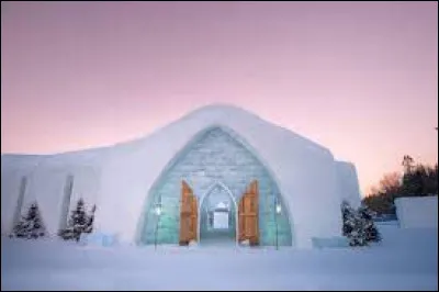 Dans quel pays se situe l'Hôtel de Glace qui a été construit dans le parc de la Chute-Montmorency ?