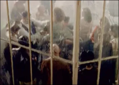 Complétez : 
"Elle attend que lhorizon"