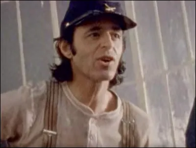 Complétez : 
"Et elle regarde des"