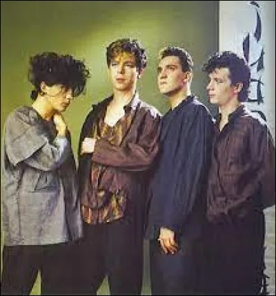 Complétez : 
"Elle y déclencha"