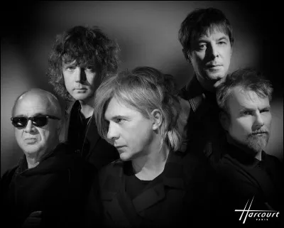 Complétez : 
"   attire ce mystère."