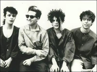 Complétez : 
"Et elles se baignaient toutes en dans les écumes."