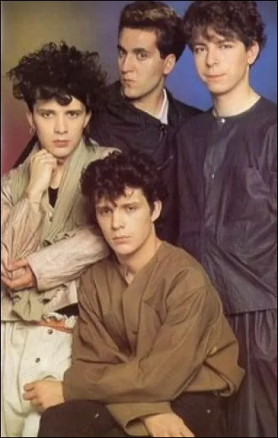 Complétez : 
"Des filles par milliers."