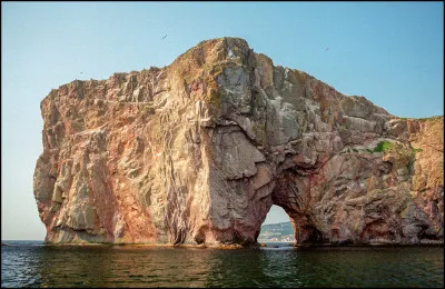 Serais-tu capable de sauter d'un rocher très haut pour atterrir dans la mer ?