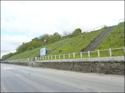 Sur le circuit de l'Aulne à Châteaulin qui accueille à plusieurs reprises l'épreuve, comment se nomme la très difficile côte située à mi-parcours ?