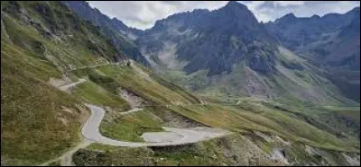 Avec ses 2115 mètres d'altitude, dans quel massif montagneux se trouve le col du Tourmalet ?