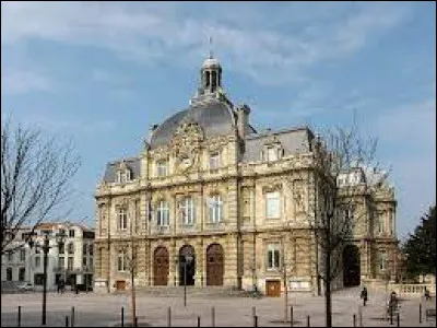 Dans quel département se trouve la ville de Tourcoing dont vous voyez l'Hôtel de Ville sur la photo ?