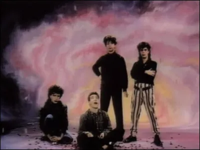 Complétez : 
"Toute nue dans une boîte en"