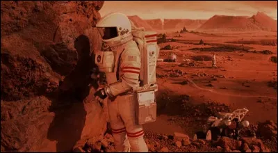 La NASA envoie pour la première fois une équipe d'astronautes sur Mars. Mais, peu de temps après leur arrivée, ils sont confrontés à un phénomène surnaturel d'une puissance terrifiante et toutes les communications sont coupées. Une mission de sauvetage est alors envoyée à leur recherche Qui réalise "Mission to Mars" en 2000 ?