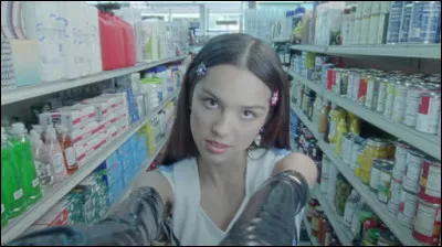 Dans quel clip, nous pouvons voir Olivia habillée en pom-pom girl ?