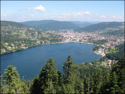 Partons des Alpes-de-Haute-Provence, nous arrivons dans les Vosges dans une commune connue pour son lac comment se nomme ce lac et sa commune ?