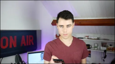 Une spéciale, quel est le logo de MaxEstLa un youtubeur critique ?