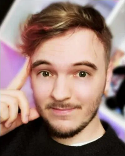 Comment se nommait à la base ce youtubeur ?