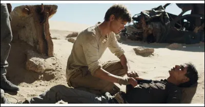 Lors de votre traversée de la Terre brûlée, Winston, qui est contaminé, tente de se suicider. Il te supplie de lui donner le pistolet. Que fais-tu ?