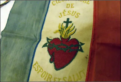 Pendant la première guerre mondiale, Claire Ferchaud prétend recevoir une vision du Christ lui demandant de faire rajouter le Sacré-Cœur sur le drapeau tricolore. Comment se nomme ce drapeau, devenu symbole de la contre-révolution ?