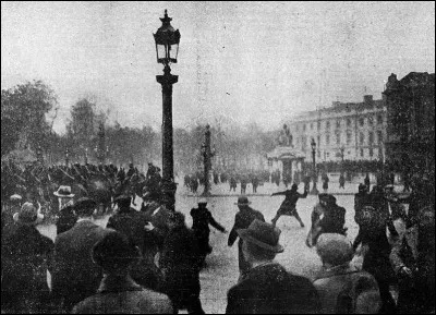 Le 6 février 1934 à Paris a lieu une grande manifestation (qui tournera à l'émeute) des ligues nationalistes et groupes d'anciens combattants contre le limogeage du préfet de police Jean Chiappe, à combien estime-t-on le nombre total de manifestants ?