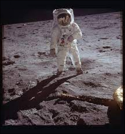 Neil Armstrong et Buzz Aldrin font partie de la mission Apollo 11.